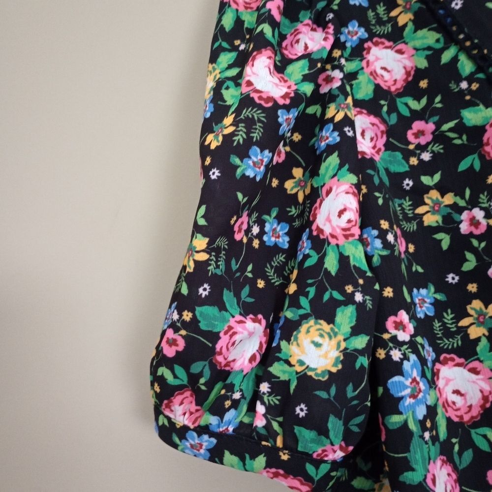NWT GB Floral Cropped V Neck Blouse with Covered Buttons - Picture 8 of 9